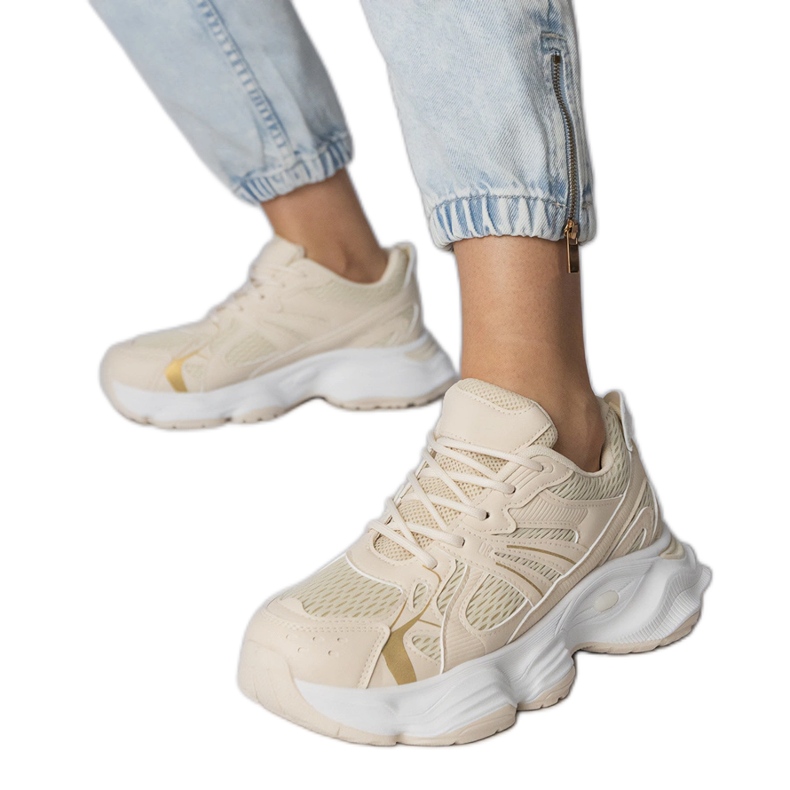 Bézs sport cipők egy hatalmas talpon