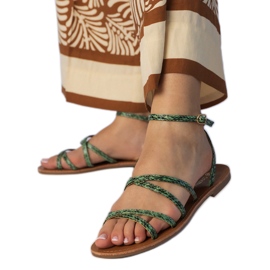 Zöld szandál egy lapos talpon