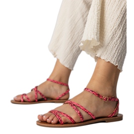 Rózsaszín szandál egy lapos talpon