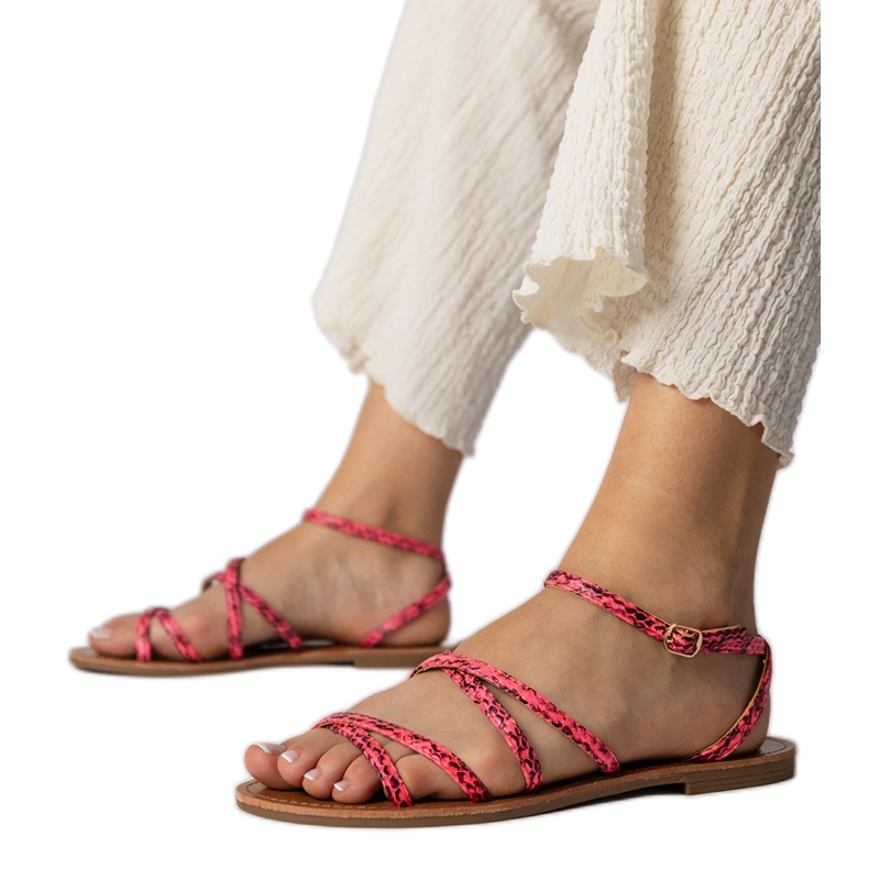 Rózsaszín szandál egy lapos talpon