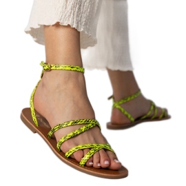 Sárga szandál egy lapos talpon