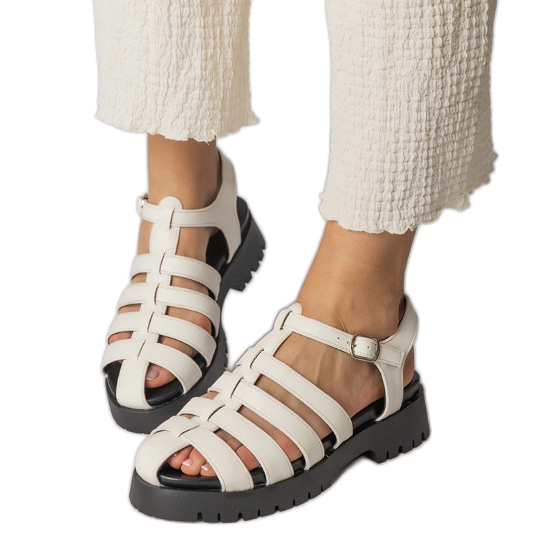 Fehér szandál a peronon ujjvonallal