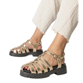 Arany szandál a peronon, egy ujjvonallal épített aranysárga Arany szandál a peronon, egy ujjvonallal épített aranysárga