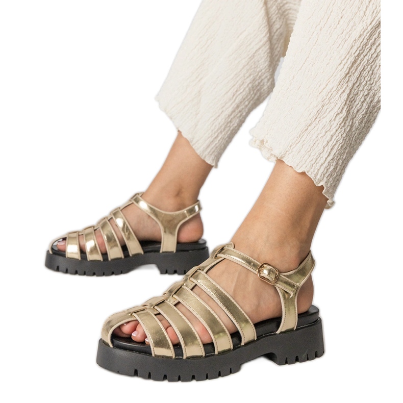 Arany szandál a peronon, egy ujjvonallal épített aranysárga