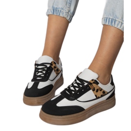 Fehér és fehér cipők leopárd tartozékkal