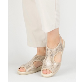 Vriston Női cipő rugalmas szandál comfoot emma bézs fényes nélkül