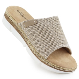 A női flip flopok a Bézs Evento 8832 emelkedésén A női flip flopok a Bézs Evento 8832 emelkedésén