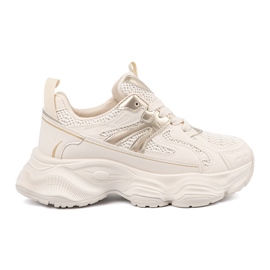 Világos bézs cipők egy vastag talpon