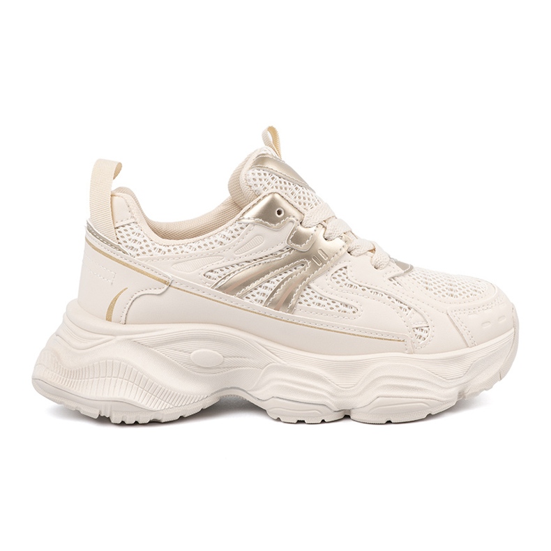 Világos bézs cipők egy vastag talpon