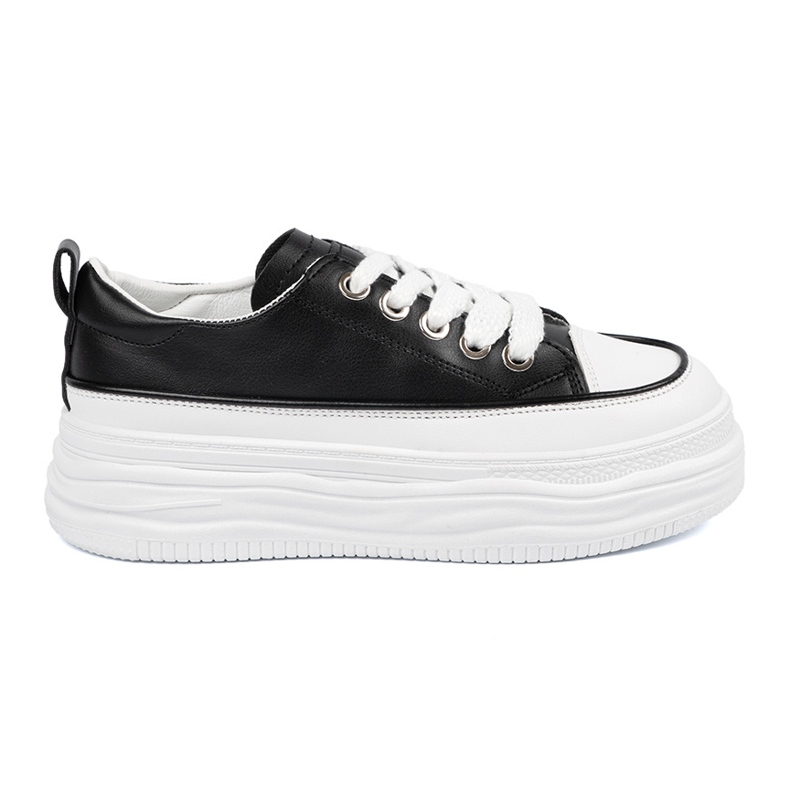 Fekete -fehér cipők a peronon