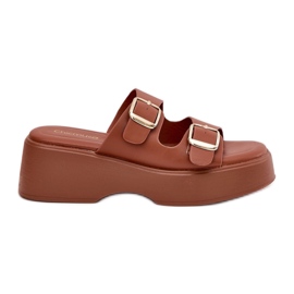 Inna A női papucsok az ékön és a platformon teve csatokkal barna