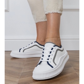 Női fehér tornacipő az emelvényen