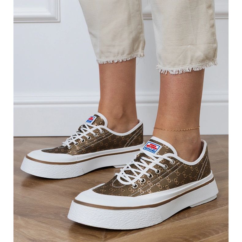 Brown női cipők a platformon barna