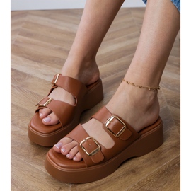 Barna szárnyak bilincsekkel csíkokon Barna szárnyak bilincsekkel csíkokon