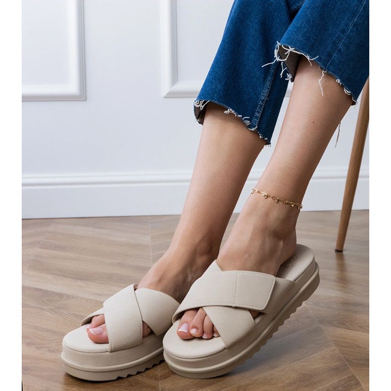 Bézs szárnyak csíkokkal a peronon