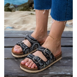 Fekete etnikai flip flopok bilincsekkel csíkokon