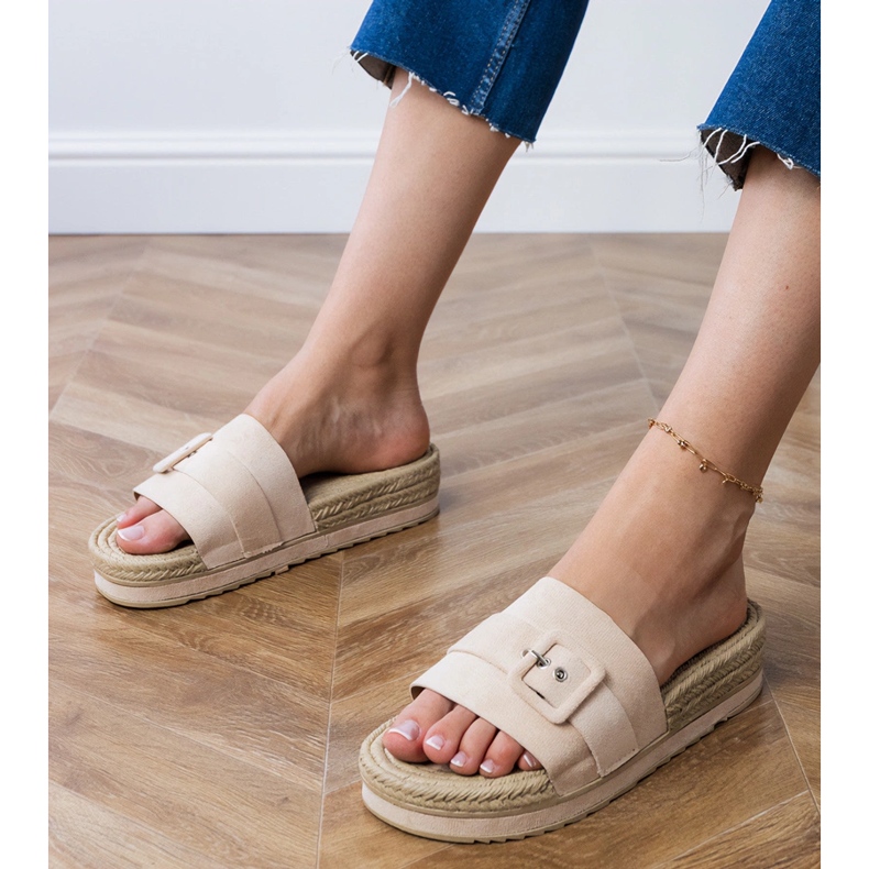 Bézs szárnyak a peronon dekoratív csatkal