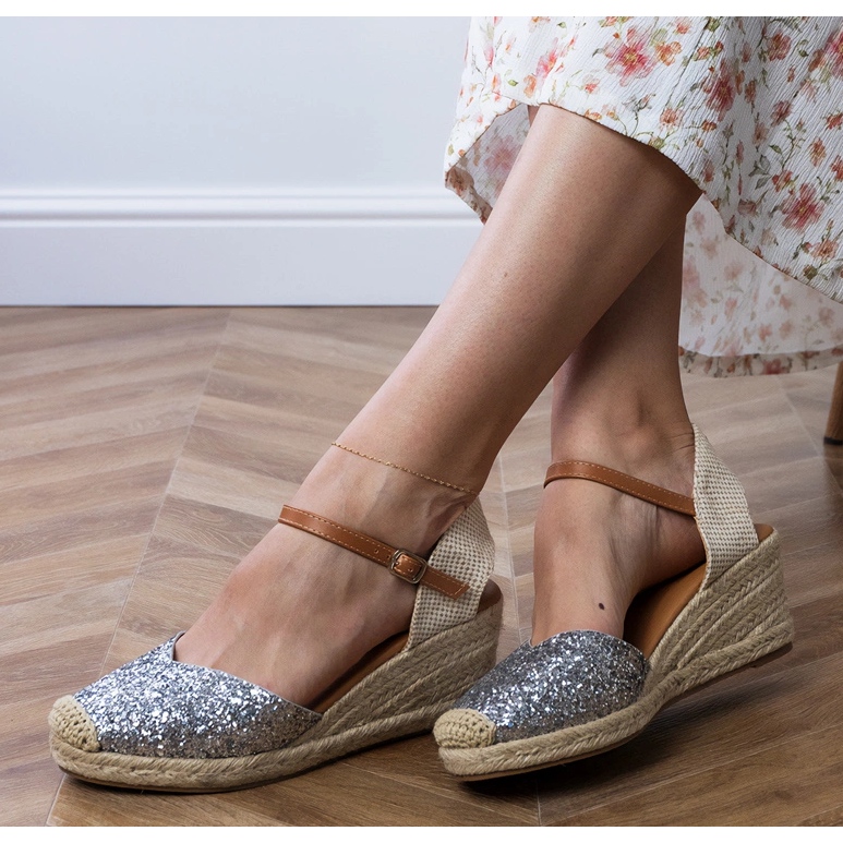 Ezüst brokát szandál az ékön