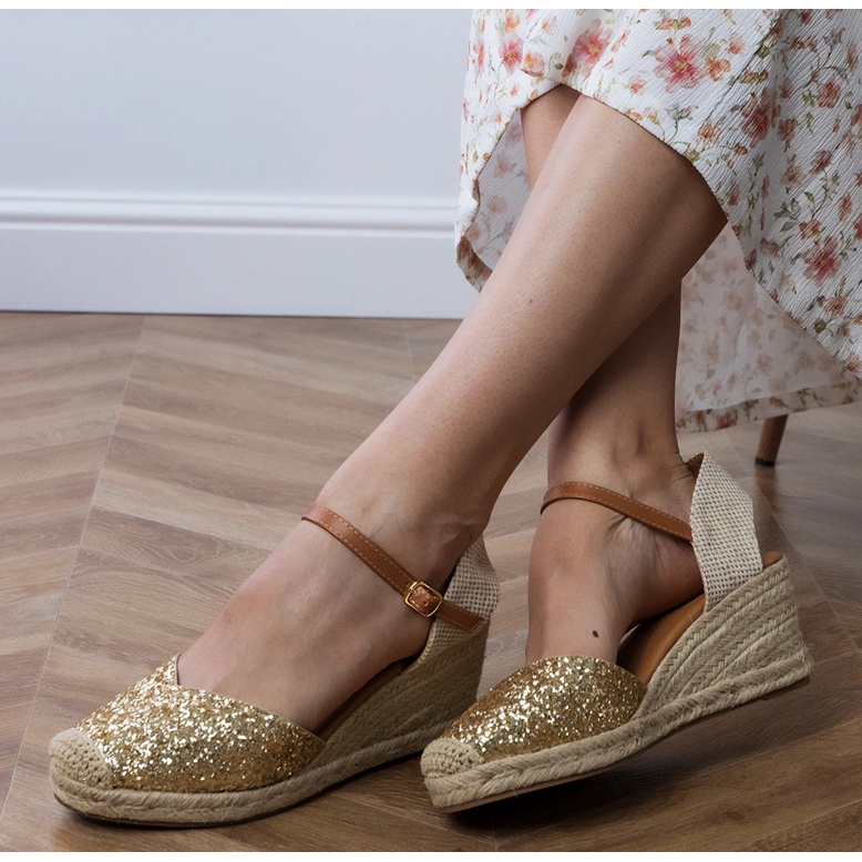 Arany brokát szandál egy ékön aranysárga