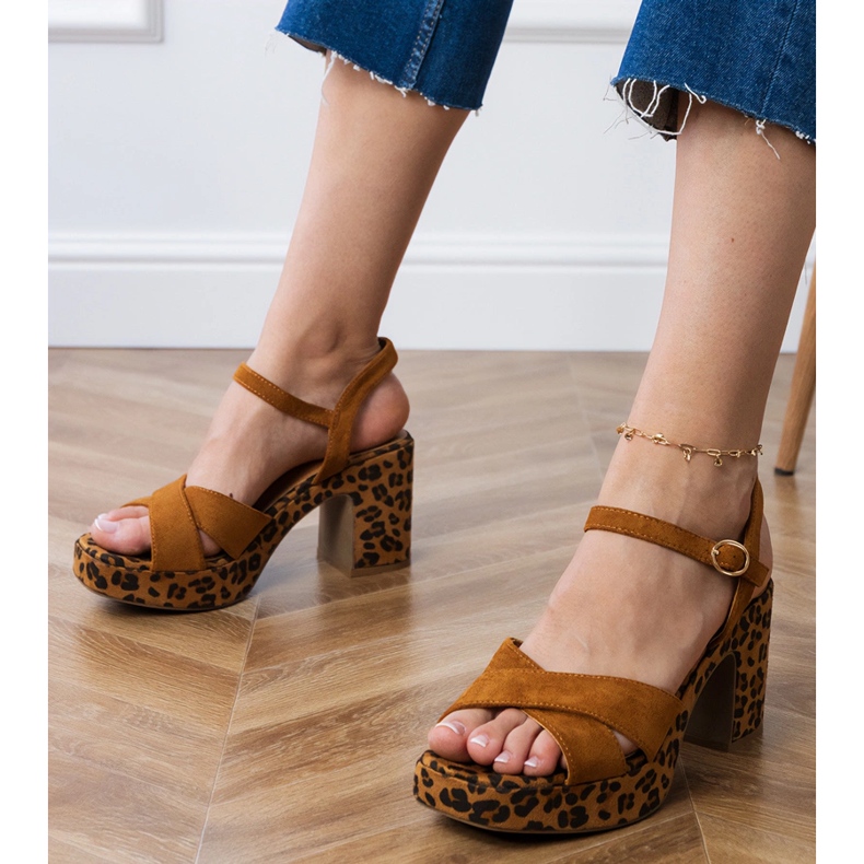 Barna ecosam szandál az oszlopon