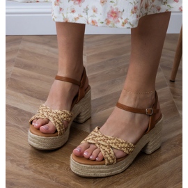 A barna szandálok a poszton keltek