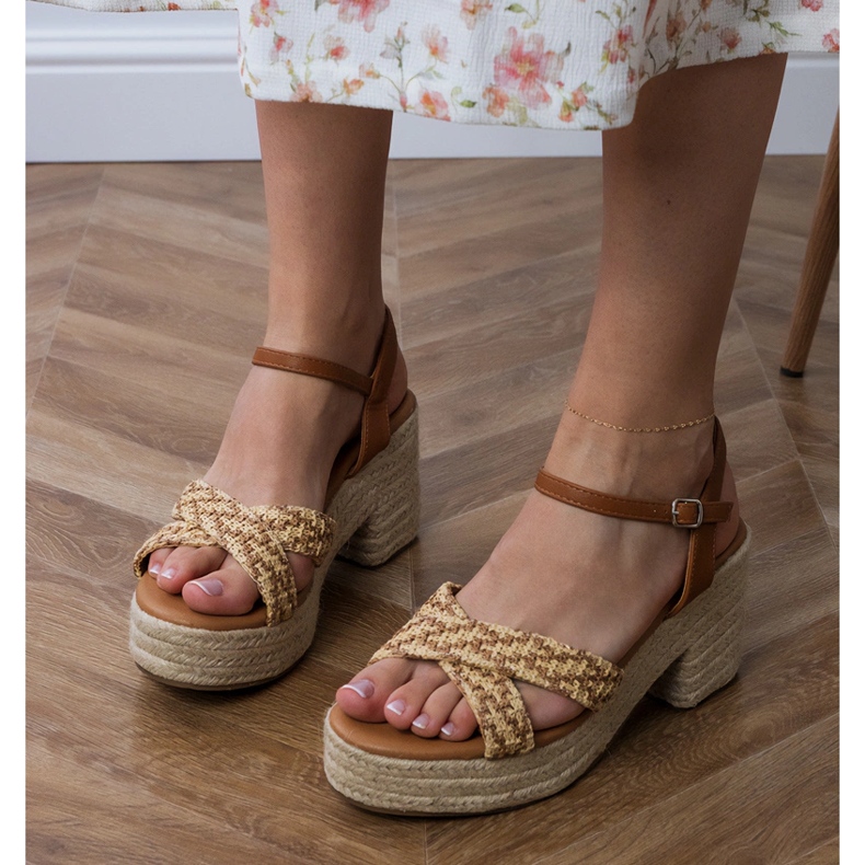 A barna szandálok a poszton keltek