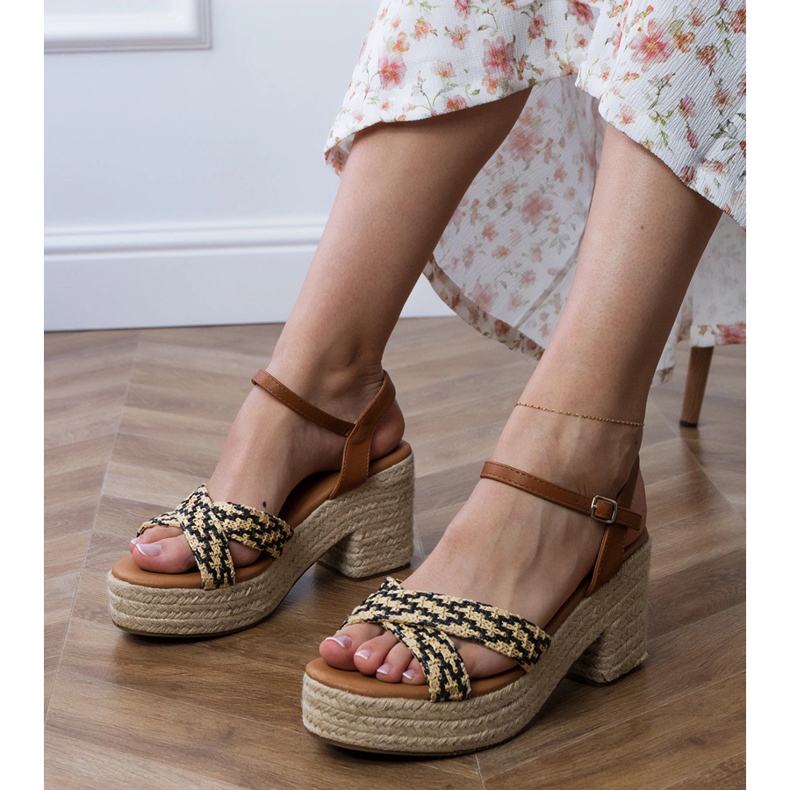 Fekete szandál szövött az oszlopon