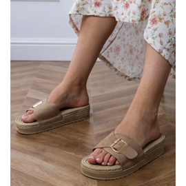 Barna papucs a peronon, csatával az öven