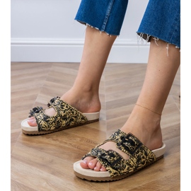 Fekete horgolt szárnyak bilincsekkel csíkokon