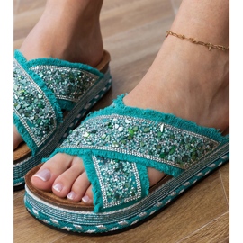 Zöld papucs csíkokkal