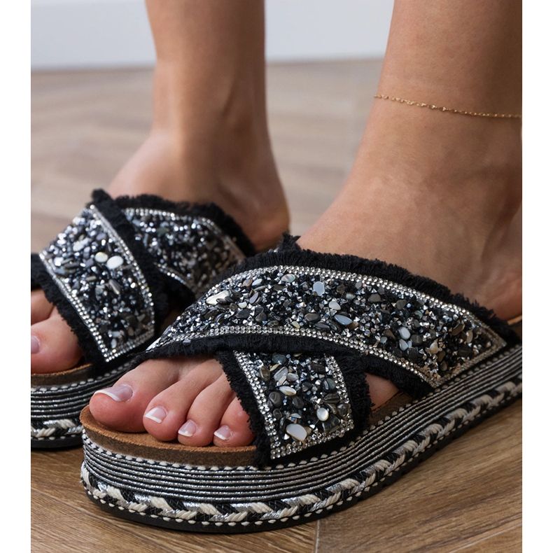 Fekete papucs csíkokkal Fekete papucs csíkokkal