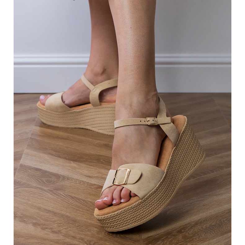 Barna női szandál dekoratív csatkal