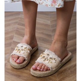 Bézs espadrilles kagylókkal