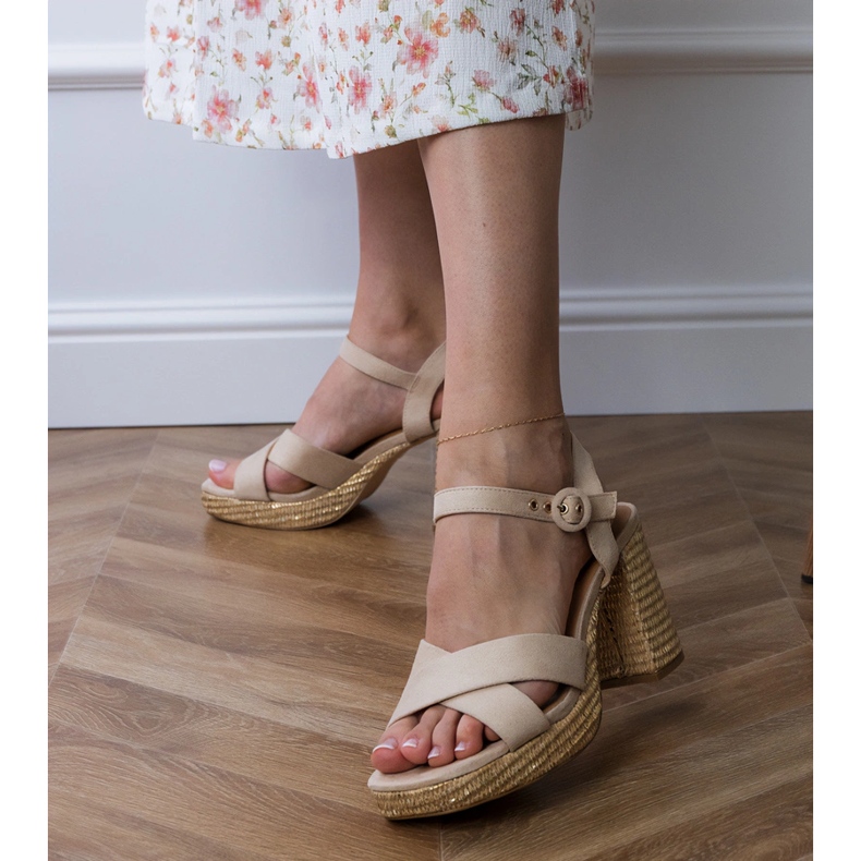 Bézs szandál csíkokkal az oszlopon