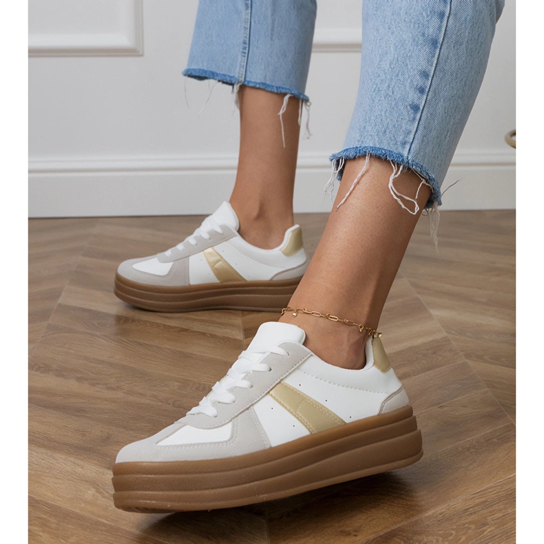 Női fehér tornacipő az emelvényen