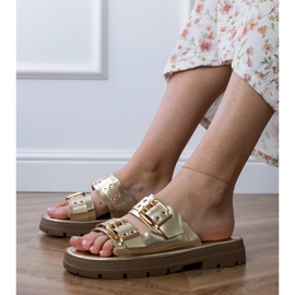 Arany lapos papucs bilincsekkel csíkokon aranysárga