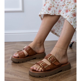 Barna lapos papucs csíkokkal bilincsekkel