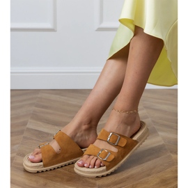 Barna lapos papucs csíkokkal bilincsekkel