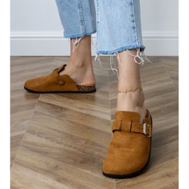 Barna flip -flopok egy parafa talpra épülnek