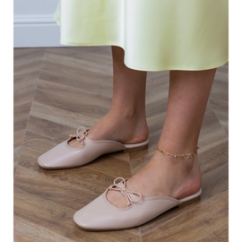 Bézs flip -flopok egy lapos talpra épülnek Bézs flip -flopok egy lapos talpra épülnek