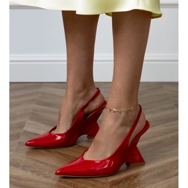 Piros szandál egy geometriai ékön