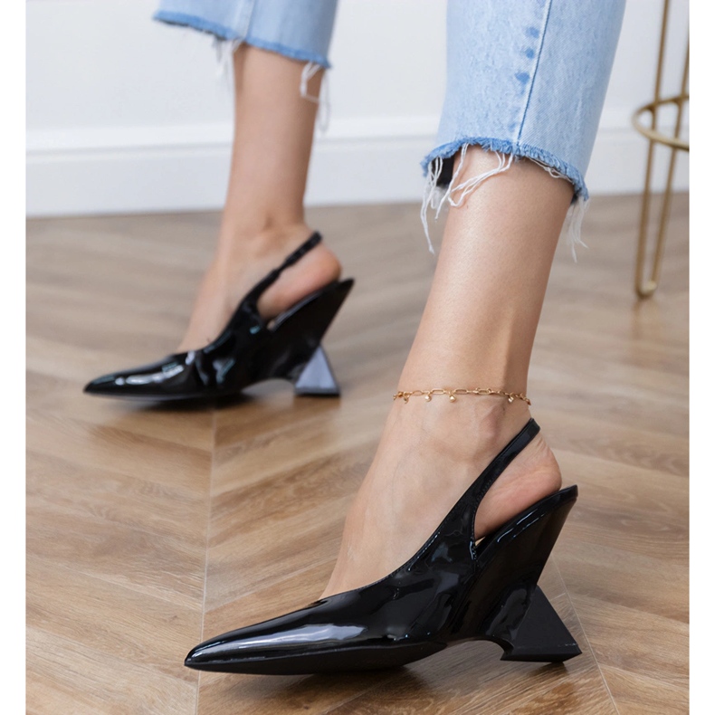 Fekete szandál egy geometriai ékön