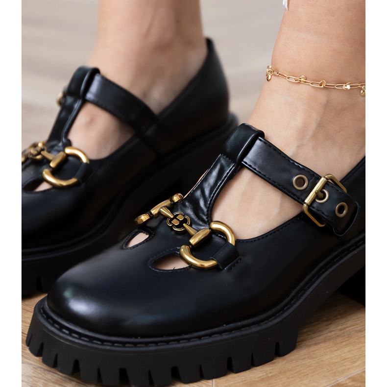 Fekete cipő vastag talpon, arany dekorációval