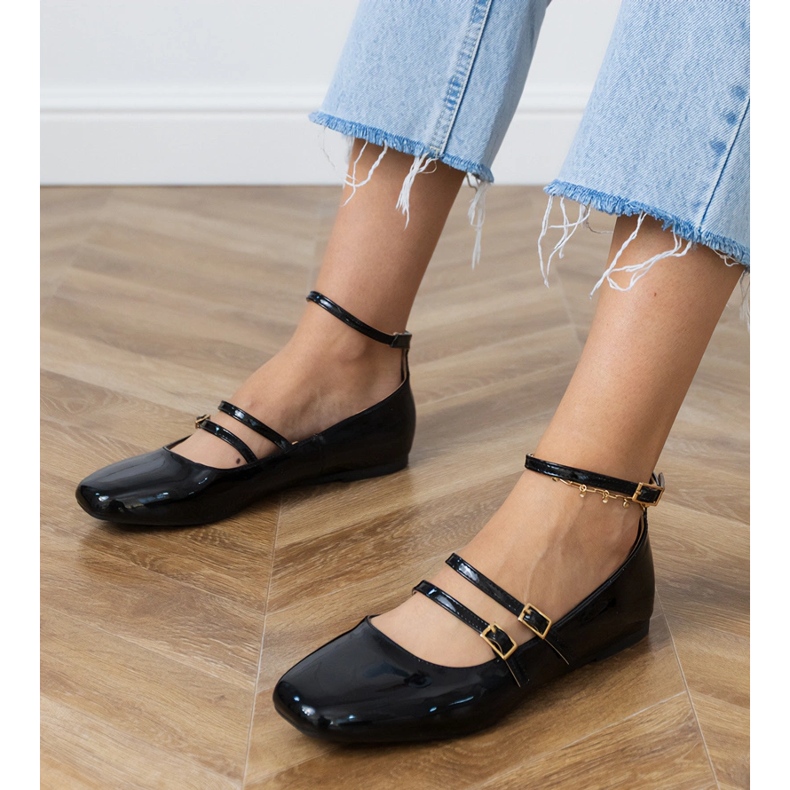 A fekete balerinák csattal laktoltak