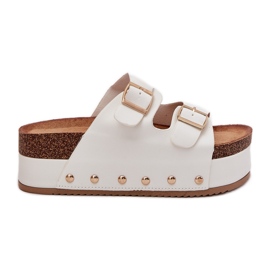 Női papucs flopok csatokkal egy hatalmas platformon fehér