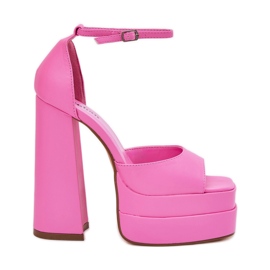 Női szandál az oszlopon és a rózsaszín platformon