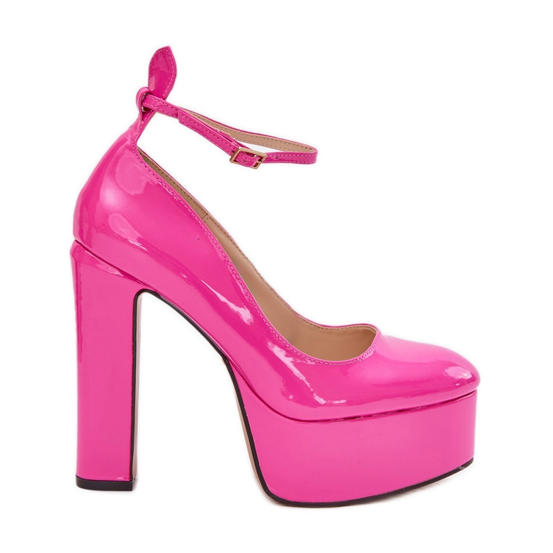 Festett szivattyúk egy magas oszlopon és rózsaszín platformon