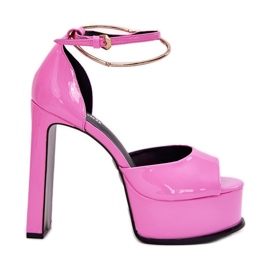 Festett női szandál a poszton és a rózsaszín platformon