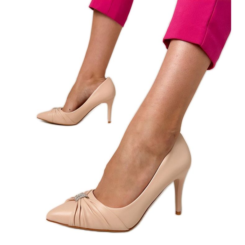 Bézs klasszikus szivattyúk egy cirkonos tűvel