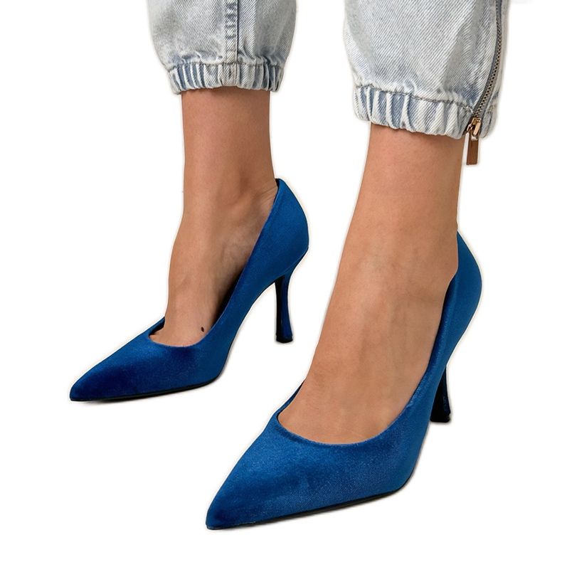 Sötétkék, velúr szivattyúk a magas sarkon